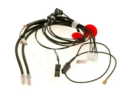 Kabel mit mehreren Anschlussleitungen und Verbindungssteckern, erkennbar als Bosch Produkt, auf weißem Hintergrund angeordnet.